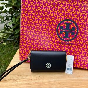 NWT- Authentic Tory Burch Robinson Envelope Smartphone Wristlet / Wallet